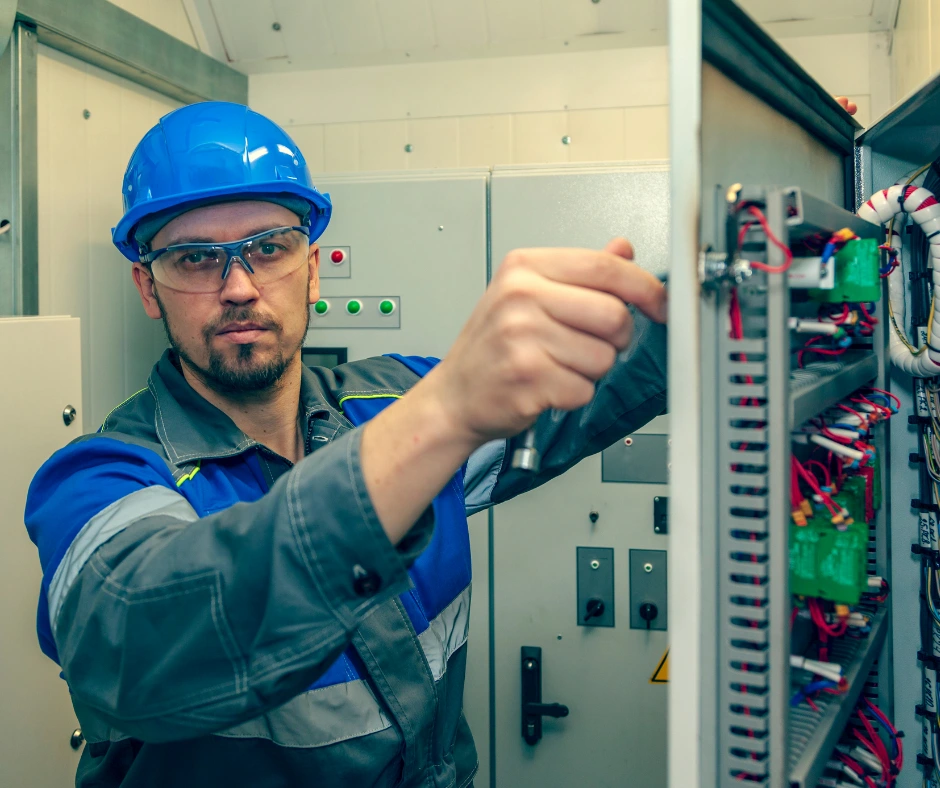 técnico con un cuadro de control y maniobra